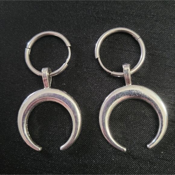 Silver tone crescent moon earrings - Picture 1 of 2